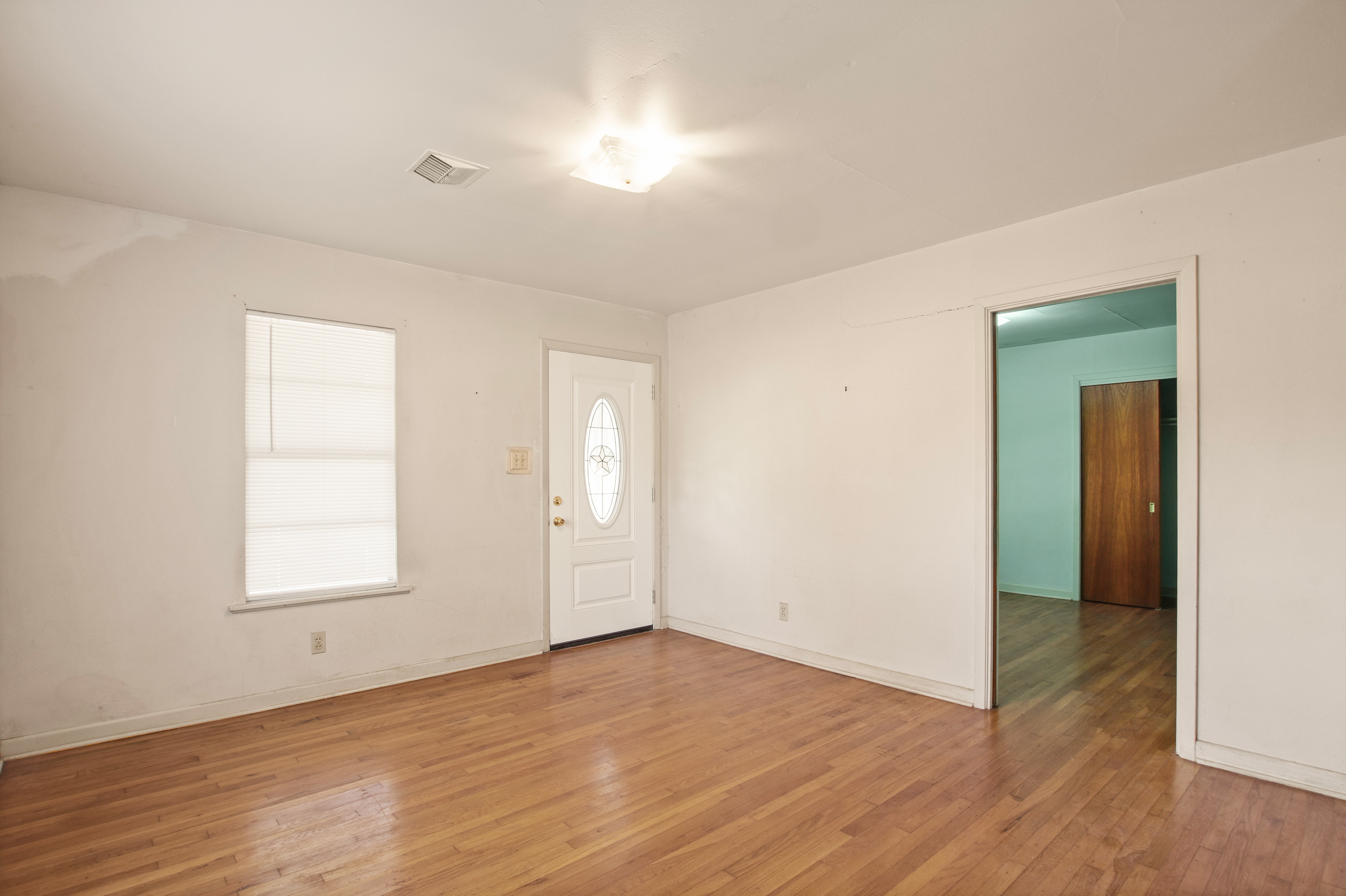 1007 Kimbro Street Taylor, TX 76574 - Photo 5 of 34