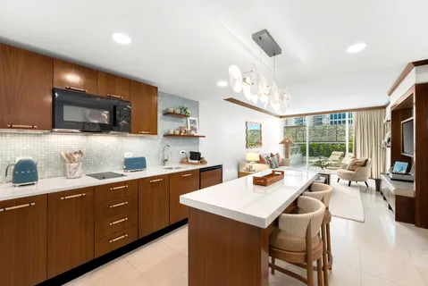 $600,000 | 6801 Collins Avenue, Unit DOOR 606, Miami Beach, FL 33141