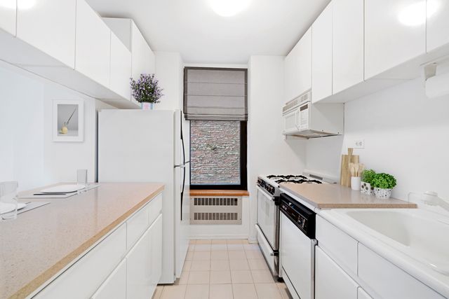 $1,052,500 | 155 West 70th Street, Unit 3A | Upper West Side