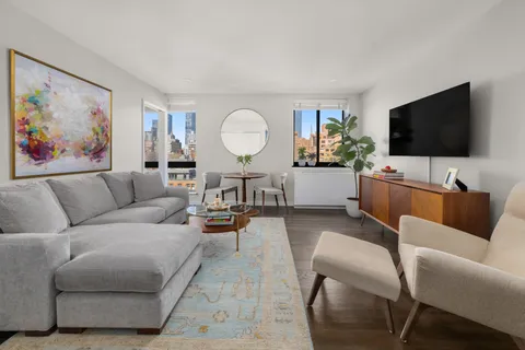$875,000 | 445 West 19th Street, Unit 8H | Chelsea