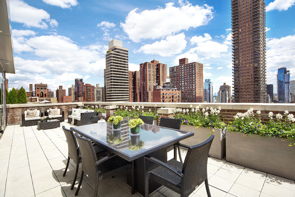 141 East 88th Street, Unit 7A Manhattan, NY 10128 - Photo 5 of 15 a view of a terrace with sitting area