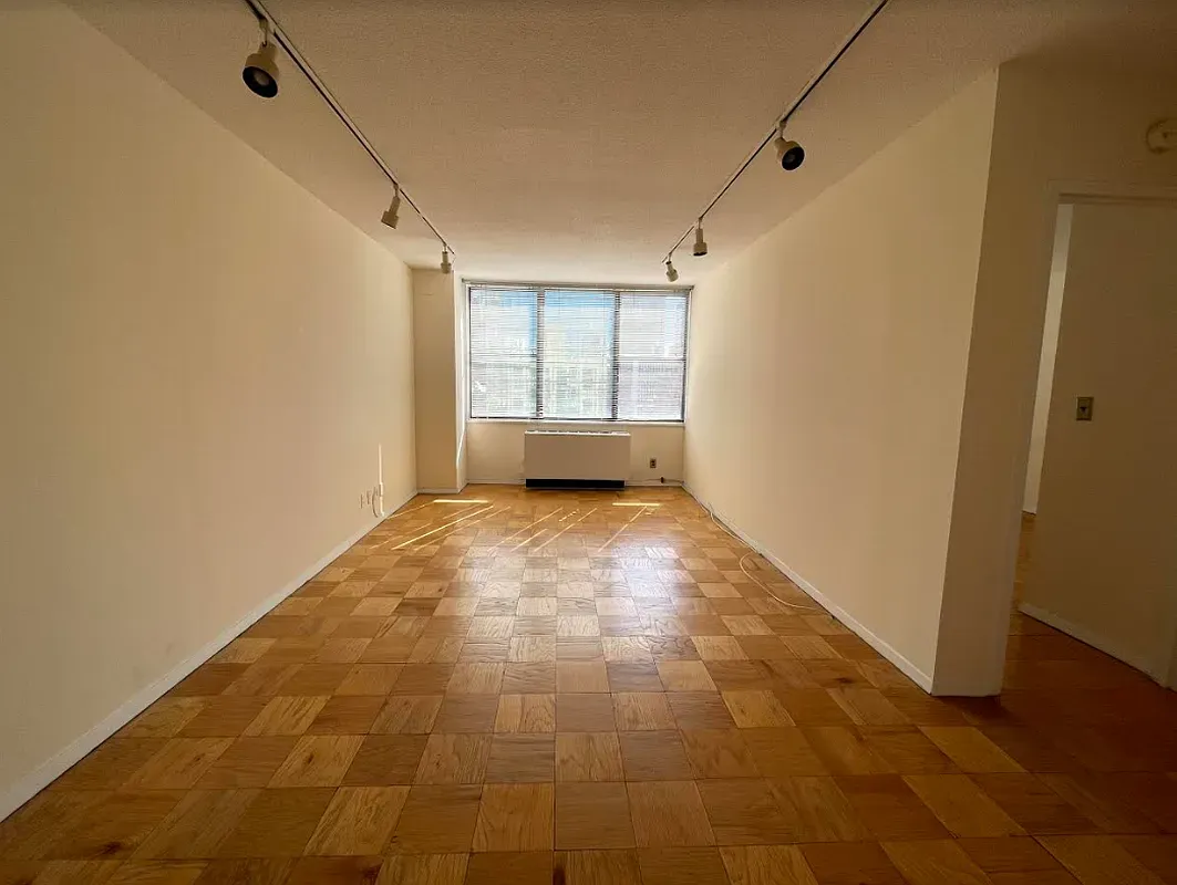 $3,650 | 301 East 45th Street, Unit 20D | Midtown East