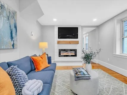 Contact Agent | 42 School Street, Unit B, Salem, MA 01970