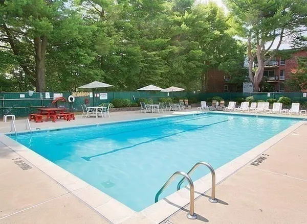 $2,400 | 57 Broadlawn Park, Unit 11B, Chestnut Hill, MA 02467