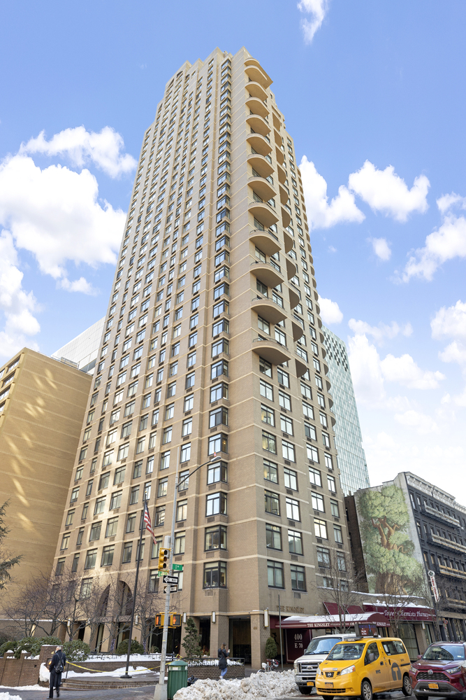 400 East 70th Street, Unit 3301 Manhattan, NY 10021 - Photo 14 of 20 a view of a tall building