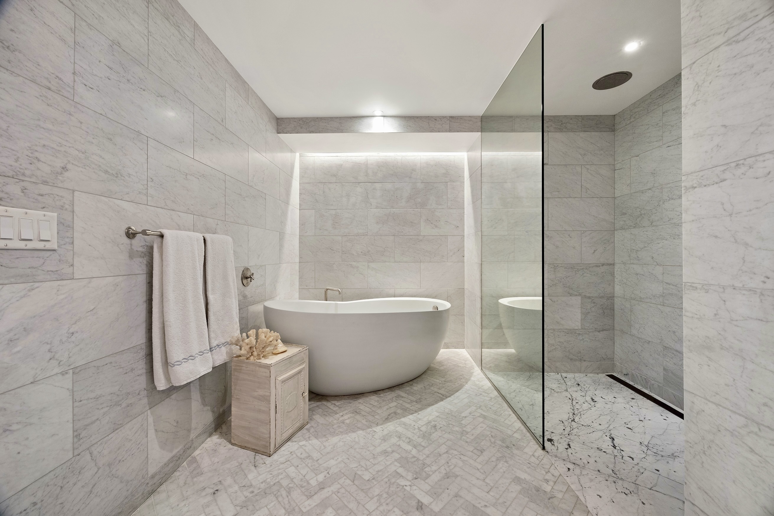 90 Furman Street, Unit N510 Brooklyn, NY 11201 - Photo 19 of 31 a bathroom with a bathtub and a shower