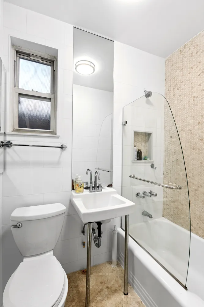 $750,000 | 50 East 83rd Street, Unit 1R | Upper East Side