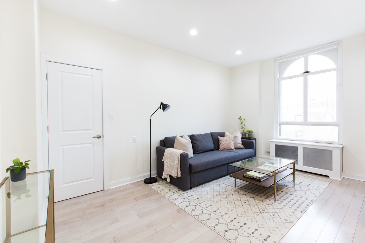 390 West End Avenue, Unit PHK Manhattan, NY 10024 - Photo 5 of 27 a living room with furniture and a window