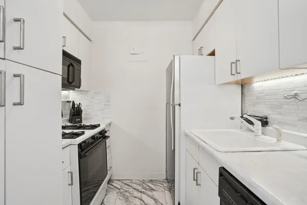 $515,000 | 401 East 65th Street, Unit 9C | Lenox Hill