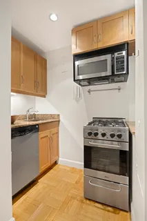 $640,000 | 166 East 63rd Street, Unit 8L | Lenox Hill
