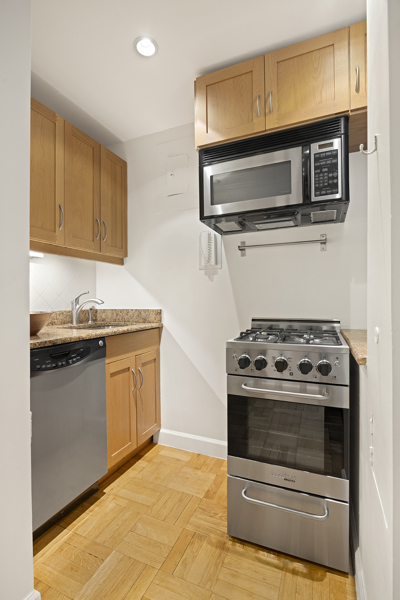 166 East 63rd Street, Unit 8L Manhattan, NY 10065 - Photo 5 of 10