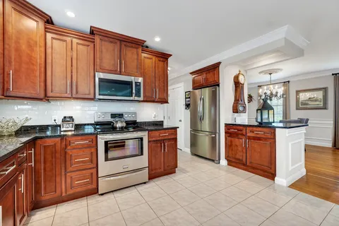 $1,265,000 | 2 Heritage Lane, Saugus, MA 01906
