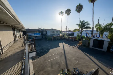 a view of a house with backyard and furniture