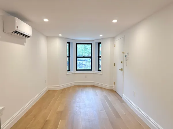$3,850 | 174 Hall Street, Unit GARDEN | Clinton Hill