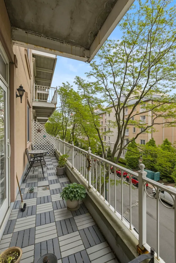 $385,000 | 208 Shearwater Court West, Unit 32, Jersey City, NJ 07305