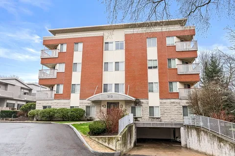 $1,199,000 | 310 Hammond Pond Parkway, Unit 301, Brookline, MA 02467