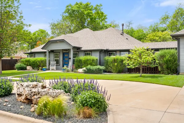 $949,500 | 1614 South College Street, Georgetown, TX 78626