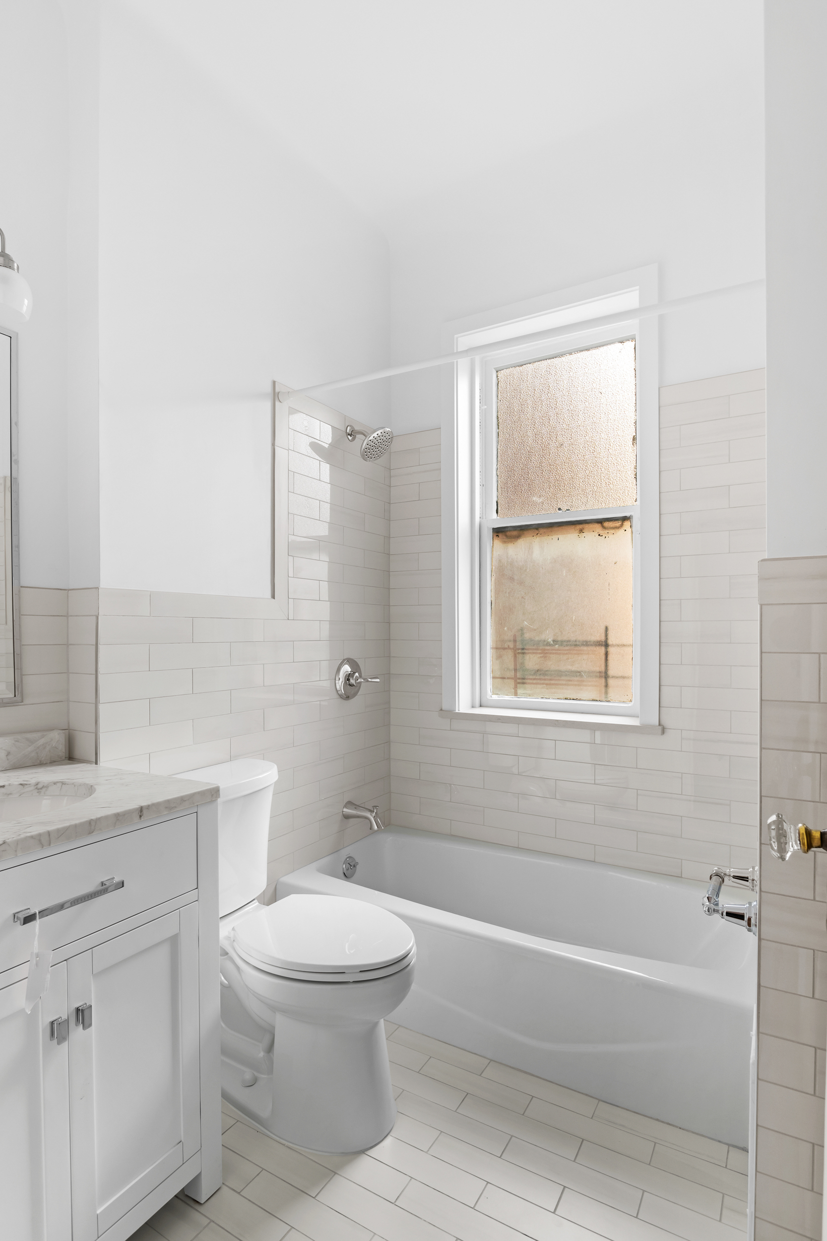 50 East 96th Street, Unit 6D Manhattan, NY 10128 - Photo 4 of 7 a bathroom with a toilet a sink and a bathtub