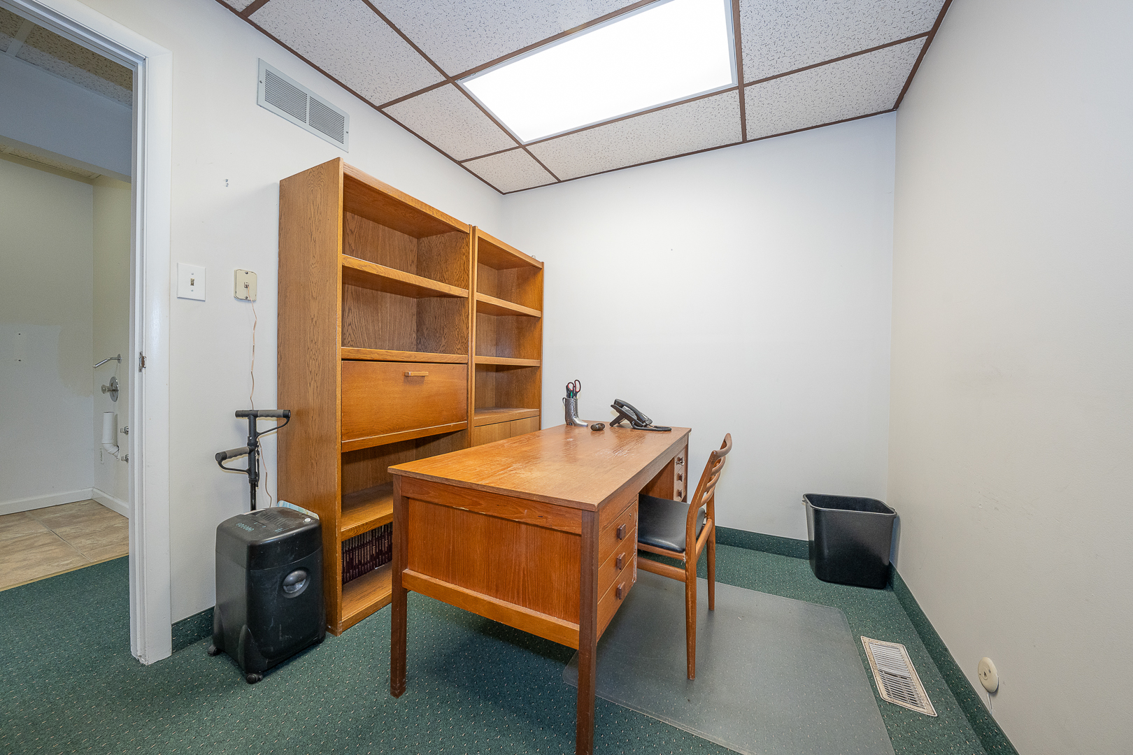 6650 Frankford Avenue Philadelphia, PA 19135 - Photo 4 of 18 a room with a table and a chair