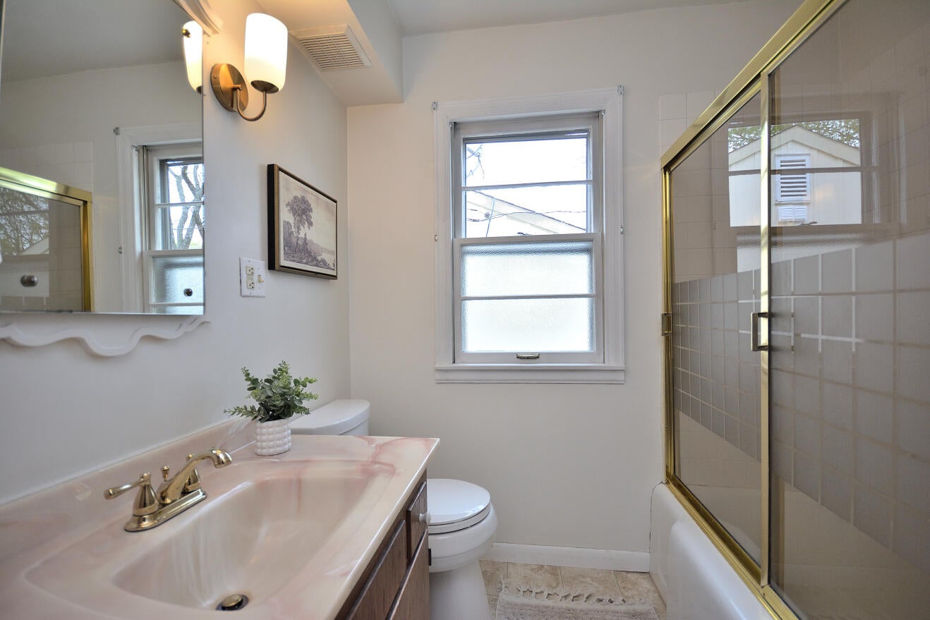 236 North 90th Street Milwaukee, WI 53226 - Photo 17 of 34