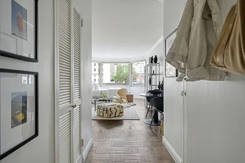 $440,000 | 300 East 74th Street, Unit 6D | Lenox Hill