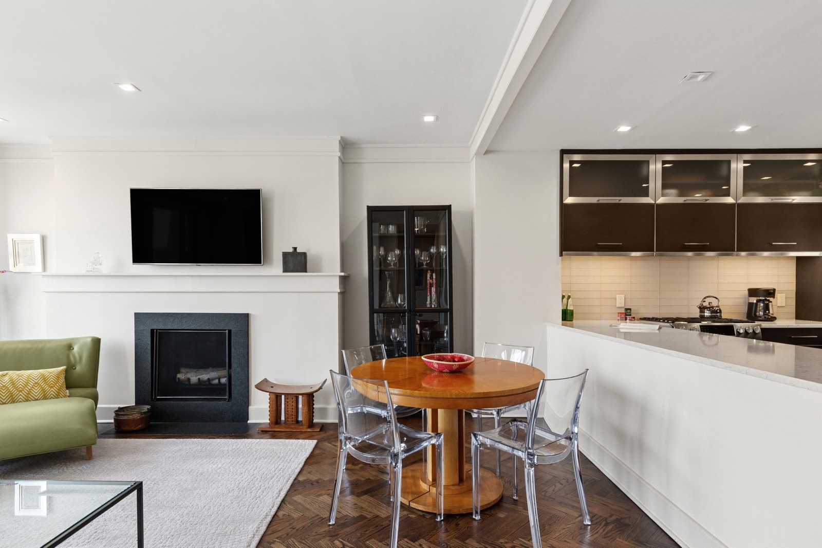 309 West 86th Street, Unit 11B Manhattan, NY 10024 - Photo 4 of 13 a kitchen with kitchen island a dining table and chairs