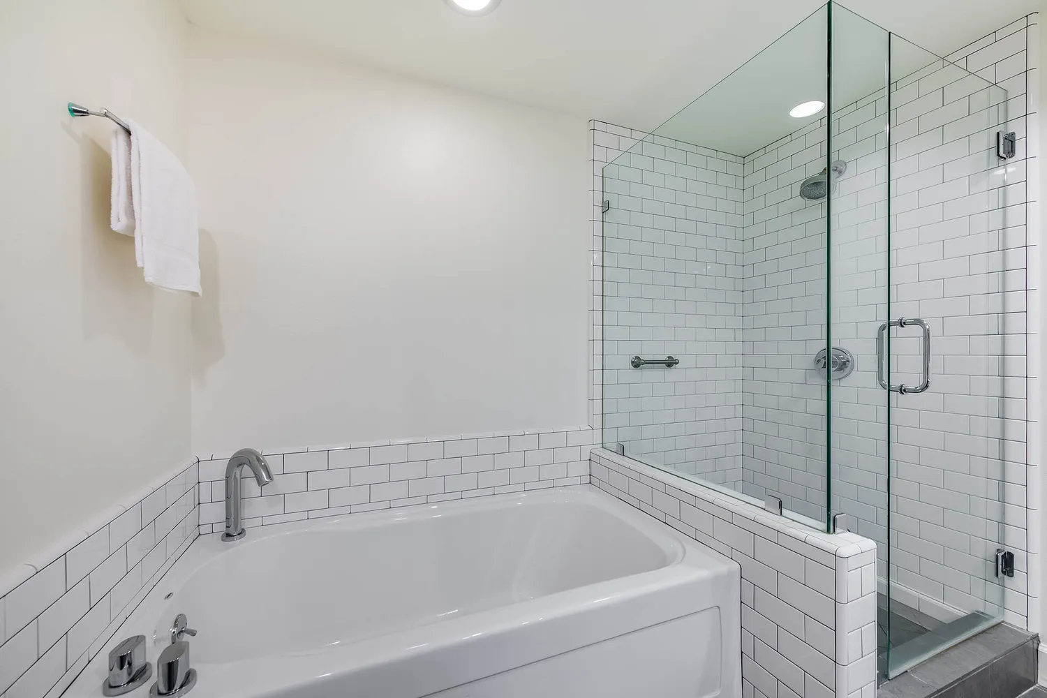 $1,095,000 | 10648 Woodbridge Street, Unit 105, Toluca Lake, CA 91602