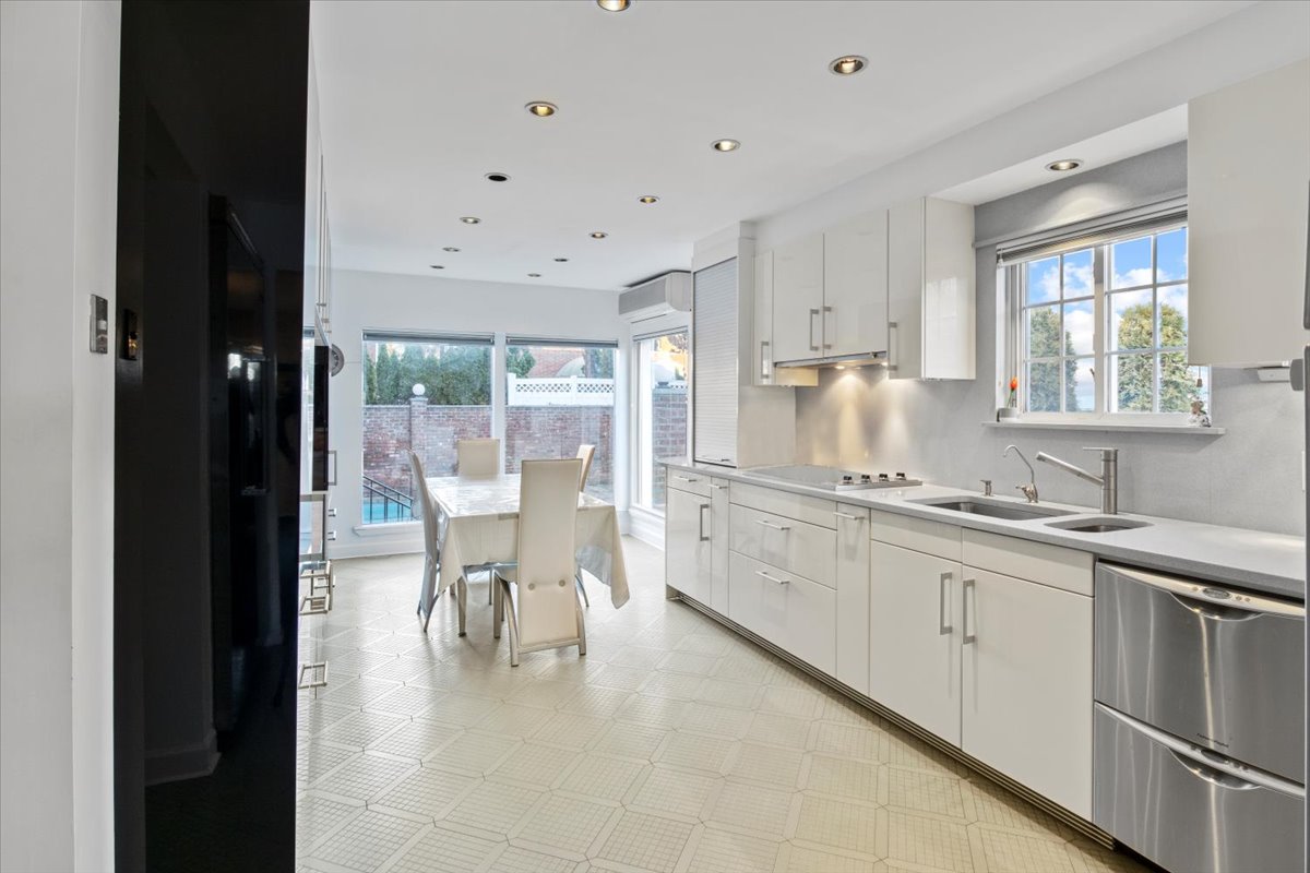 36 Shore Rd Lane Brooklyn, NY 11209 - Photo 10 of 34