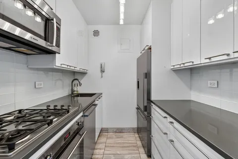 $899,000 | 400 East 54th Street, Unit 30D | Sutton Place