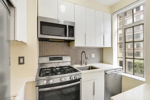 $695,000 | 333 West 56th Street, Unit 3H | Hell's Kitchen