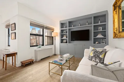 $610,000 | 201 East 21st Street, Unit 12M | Gramercy