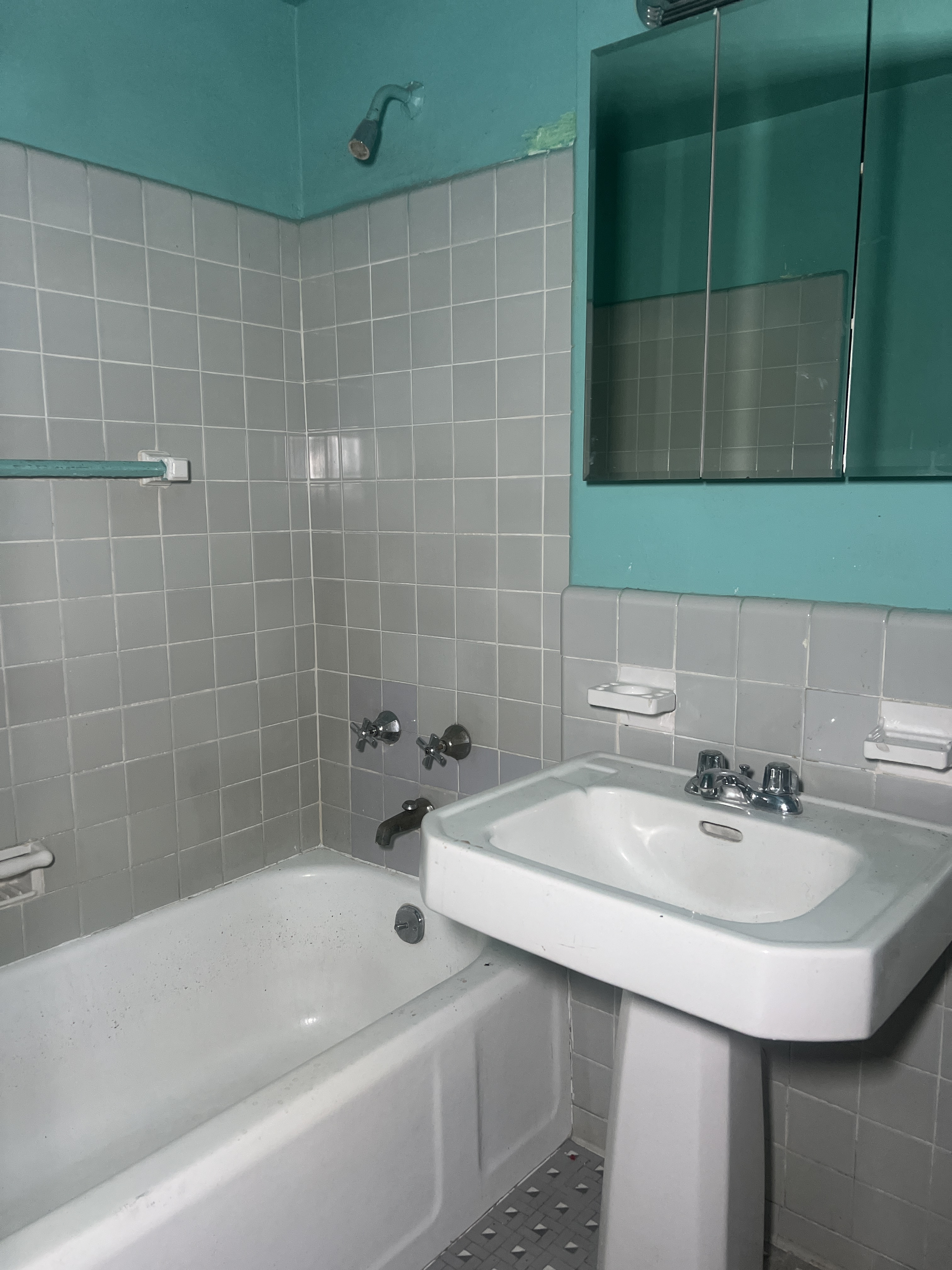 201 Clinton Avenue, Unit 1G Brooklyn, NY 11205 - Photo 7 of 8 a bathroom with a sink and a bathtub