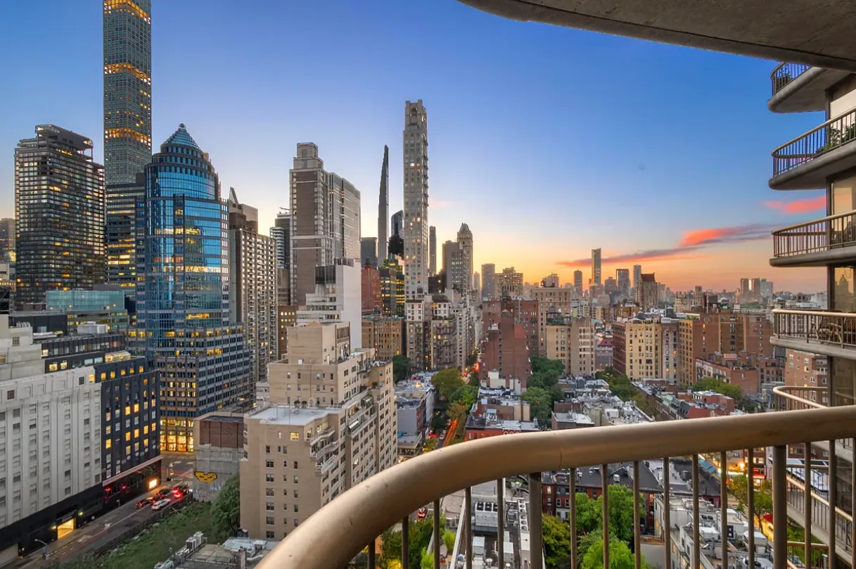 $1,650,000 | 167 East 61st Street, Unit 21B | Lenox Hill