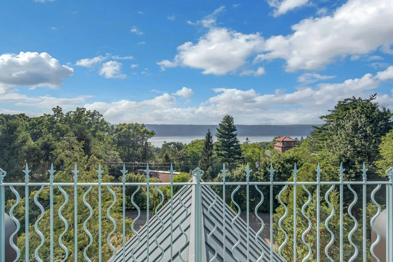 a view of a roof with a space