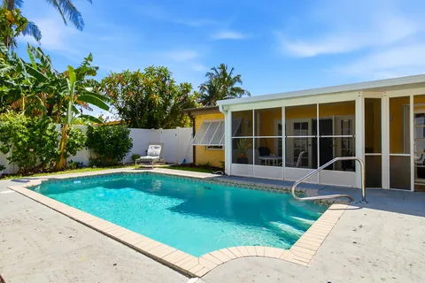 $2,400,000 | 145 Northeast Spanish Court, Boca Raton, FL 33432
