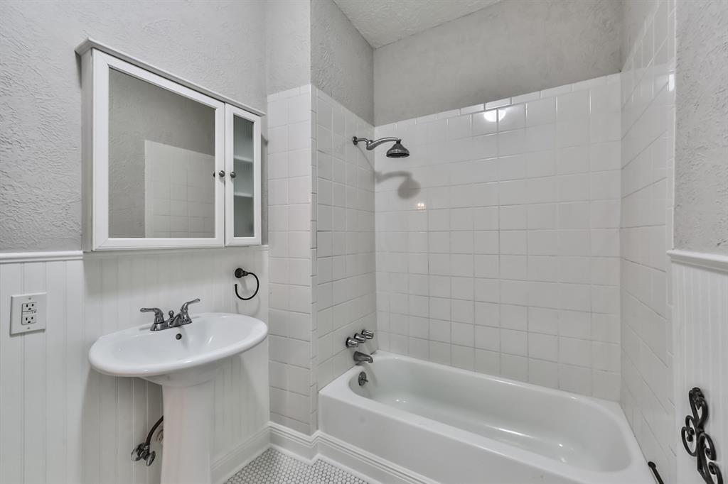 1120 Winston Street Houston, TX 77009 - Photo 28 of 29 a bathroom with a sink a mirror and a bathtub