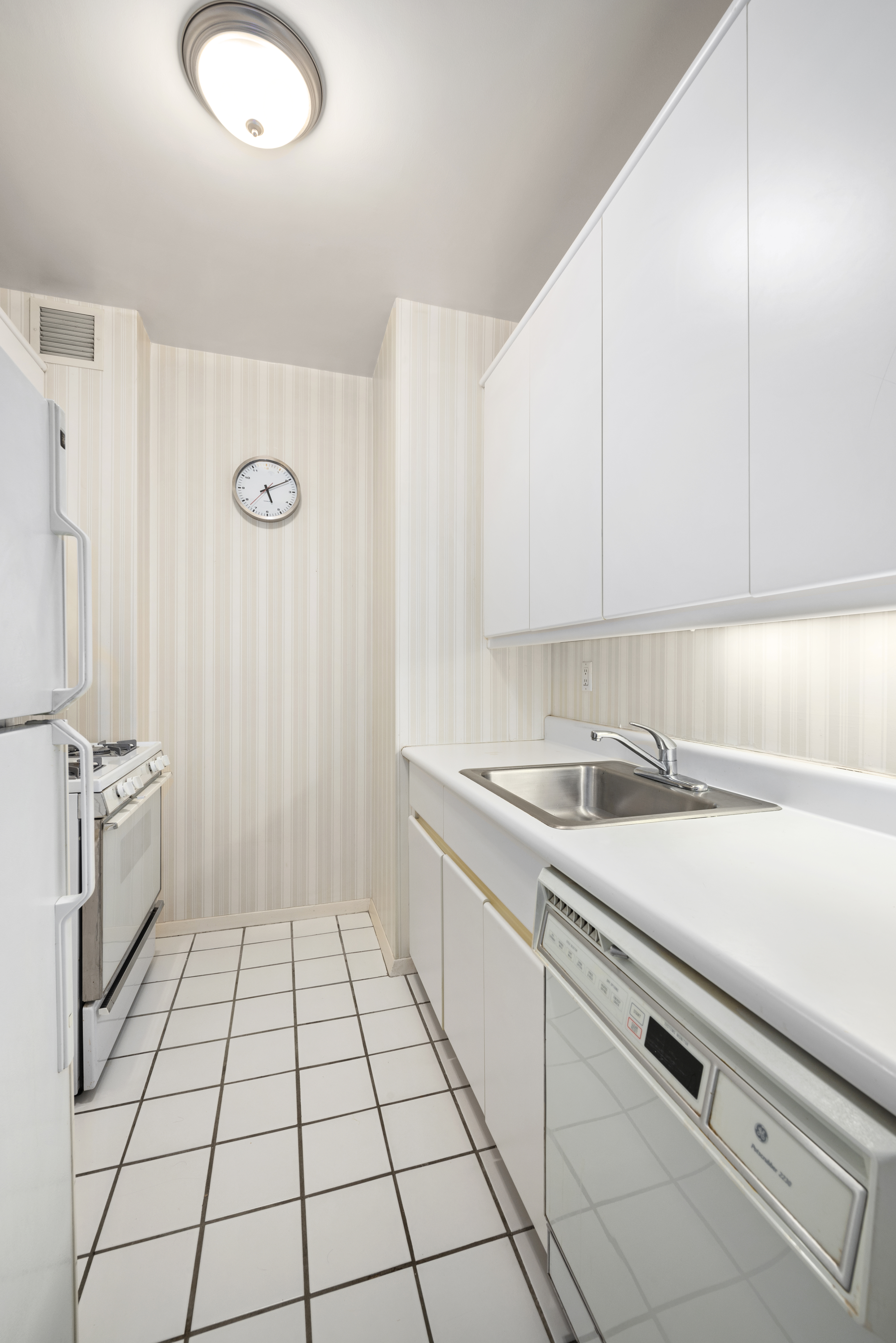 200 East 69th Street, Unit 4J Manhattan, NY 10021 - Photo 5 of 7