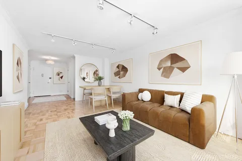 $665,000 | 200 East 27th Street, Unit 2V | Kips Bay