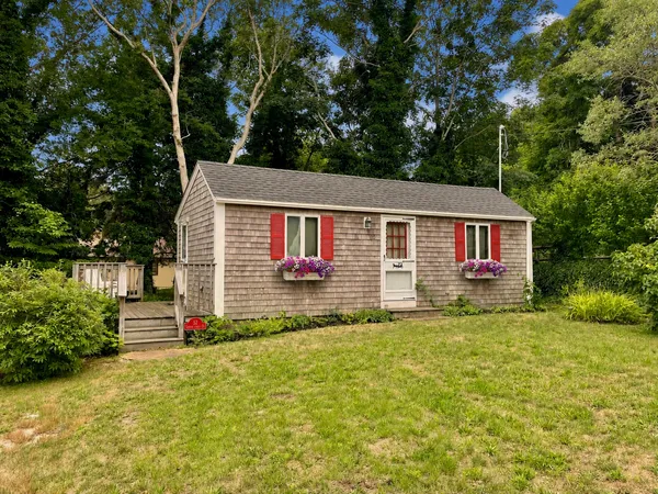 $750,000 | 52 Summer Street, Vineyard Haven, MA 02568