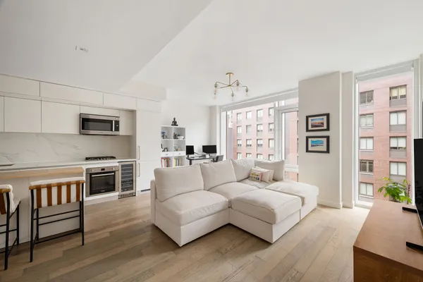 $5,100 | 505-513 West 43rd Street, Unit 7A | Hell's Kitchen