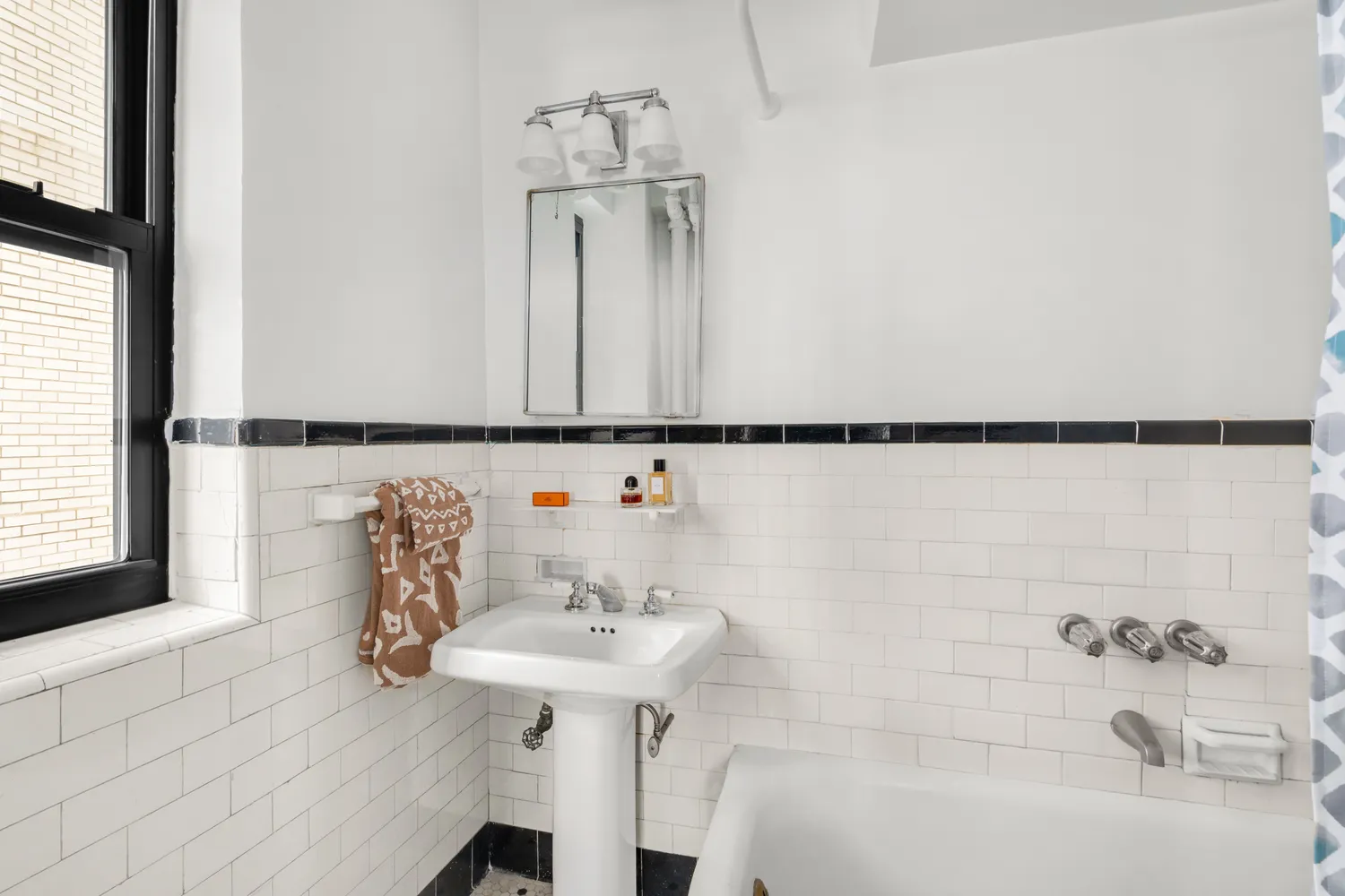 $975,000 | 227 East 57th Street, Unit 14G | Midtown East