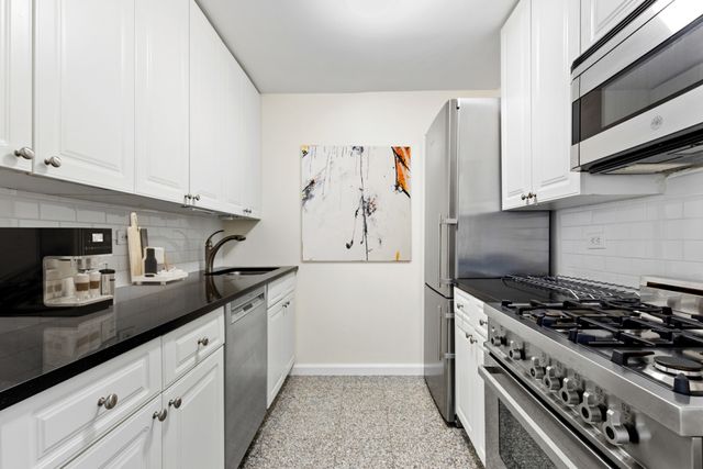 $1,750,000 | 111 West 67th Street, Unit 32C | Upper West Side