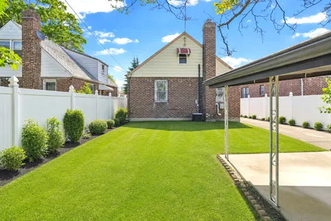 a view of outdoor space yard and porch