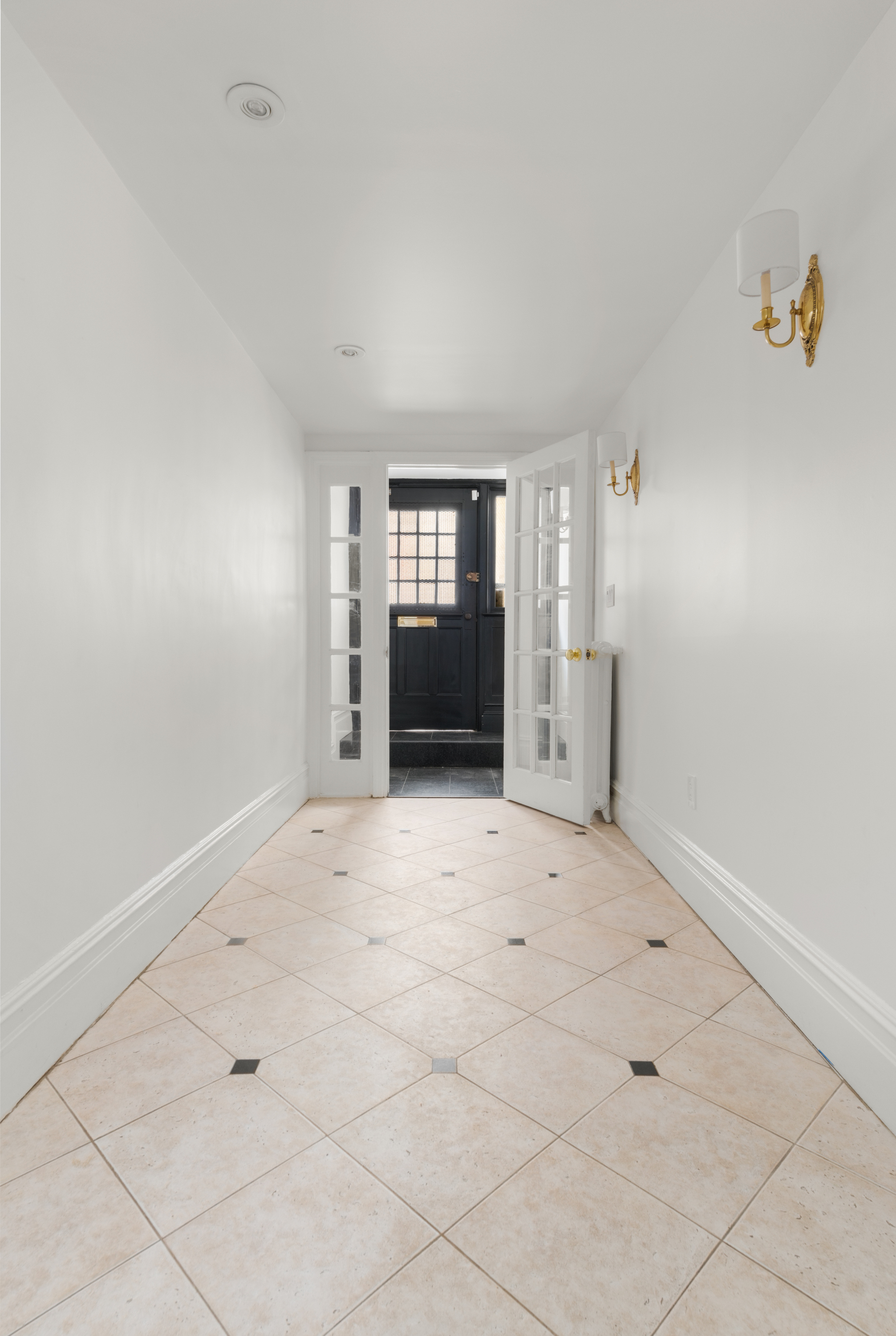 60 Hicks Street Brooklyn, NY 11201 - Photo 19 of 22 an empty room with windows