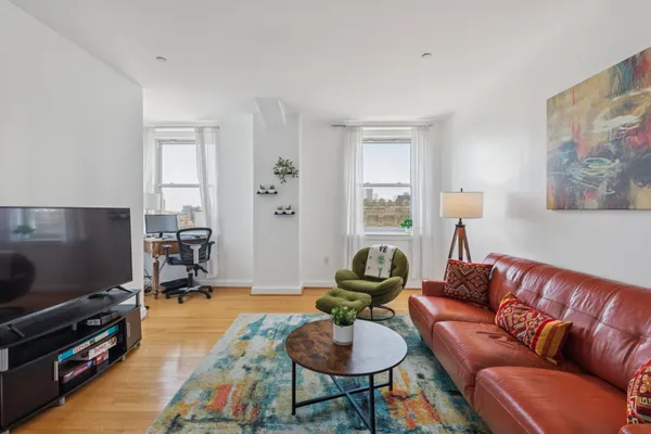 $255,000 | 111 South 15th Street, Unit 2106, Philadelphia, PA 19102