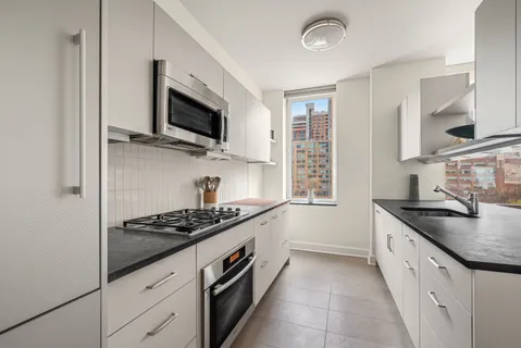 $995,000 | 100 Riverside Boulevard, Unit 8U | Upper West Side