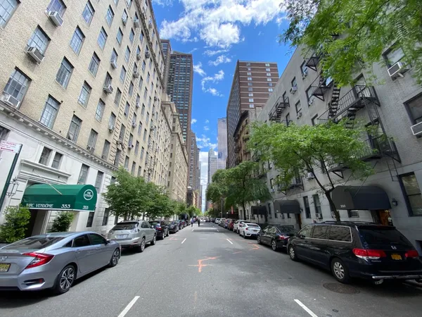 $3,200 | 350 West 56th Street, Unit 1A | Hell's Kitchen