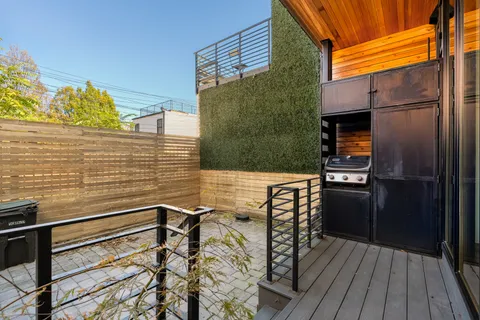 a view of sitting area with furniture
