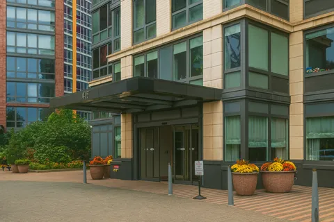 $990,000 | 415 Main Street, Unit 9D | Roosevelt Island