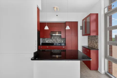 $1,100,000 | 4950 Central Street, Unit 805, Kansas City, MO 64112